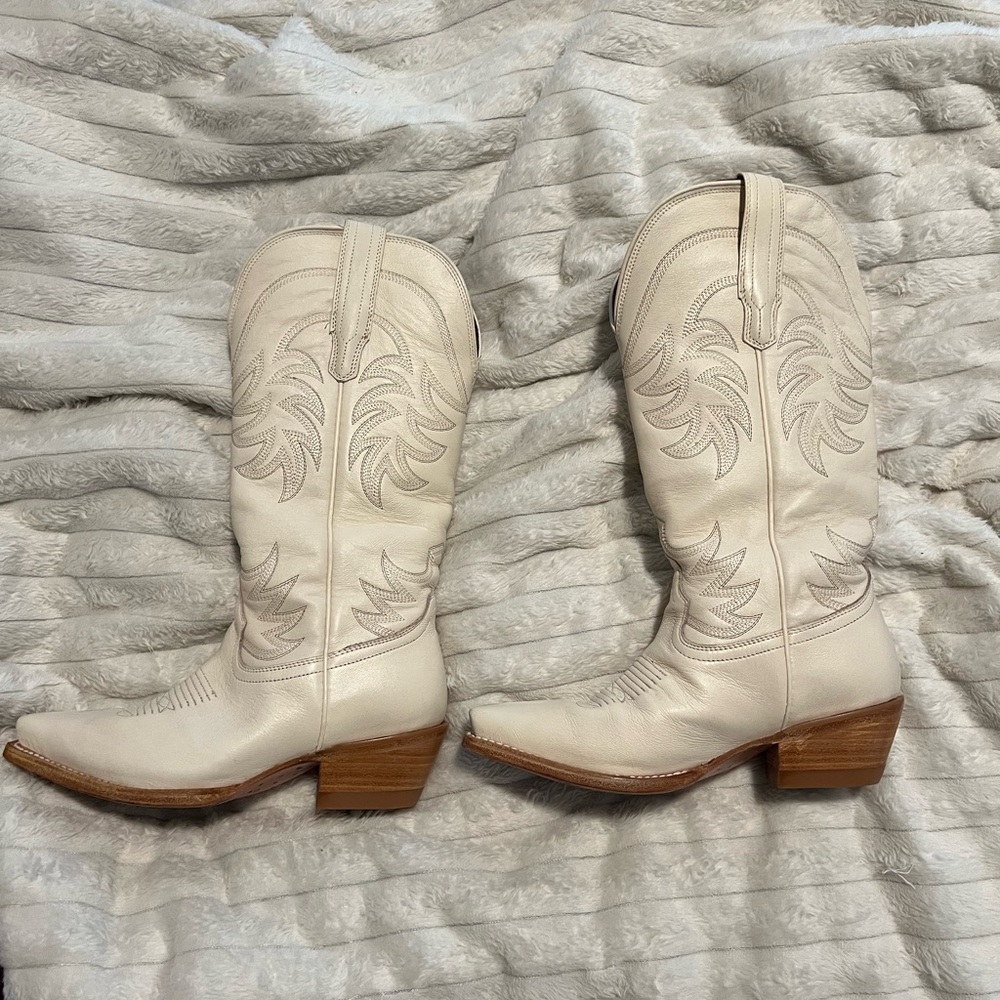 Women’s size 6 (wide) off white/cream colored Tecovas boots!
